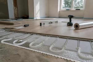 découvrez comment installer un plancher chauffant en rénovation avec une épaisseur maximale de 5 cm pour profiter d'un confort optimal sans surélever vos sols.